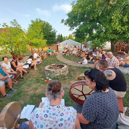 közös dobolás, zenélés