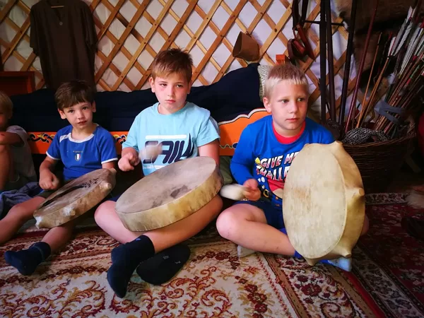 közös dobolás